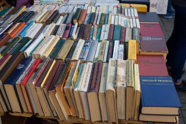 İkinci el bookstalls üzerinde eski Sovyet kitapları