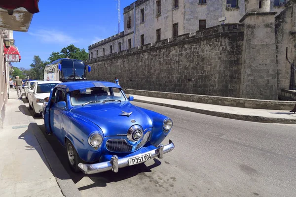 Blauwe Cubaanse retro auto — Stockfoto