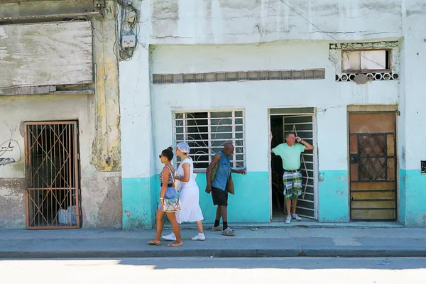 Zwykła ulica w Hawanie z mieszkańcami — Zdjęcie stockowe