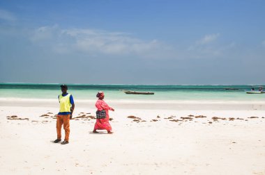 Zanzibar insanlar sahilde 
