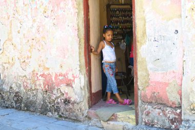 Havana Küba'da salon girişinde küçük Küba kız