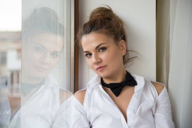 genç bir kadının portre siyah papyon ile