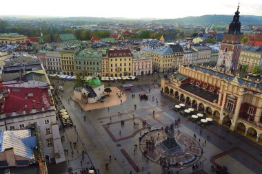 Krakow, Polonya - 27 Ekim, 2017: uzun boylu edildi 's Bazilikası ana pazarda, Krakow, marketsquare renkli binalar ve çok turist yürümek çevrede ile güzel TOPVIEW 