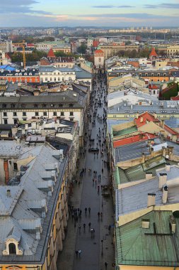 Krakow, Polonya - 27 Ekim, 2017: en yoğun yaya sokakları birinin üzerine top St Mary's Basilica Krakow görünümünden Kulesi 