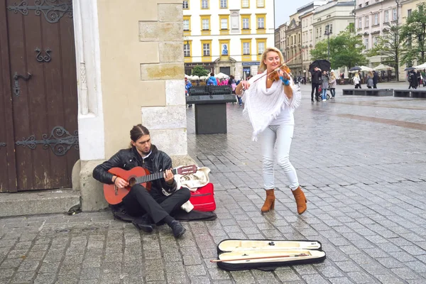 克拉科夫 2017年10月 现代和古典音乐的美妙的音乐会由街道音乐家 一个人吉他手和一位妇女 Violonist 在市中心在 Sukiennice 购物拱廊附近 — 图库照片
