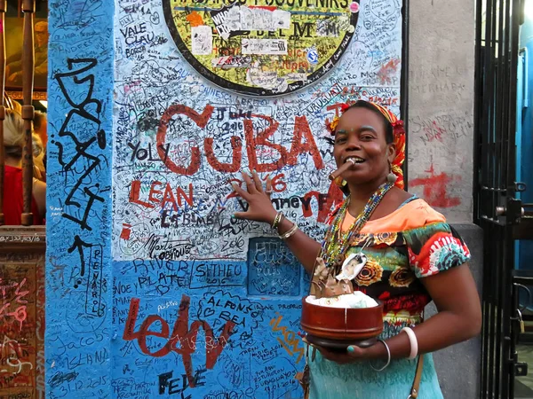 Tradiční kubánské ženy s doutníkem — Stock fotografie