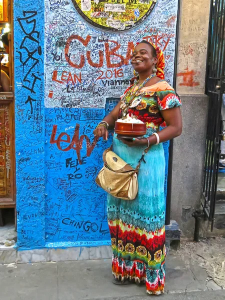 传统的古巴女人着一支雪茄 — 图库照片