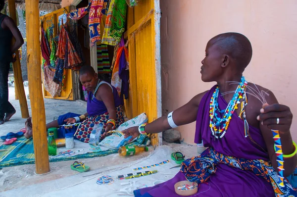 Hermosas mujeres masaai tejiendo collar y joyería local —  Fotos de Stock