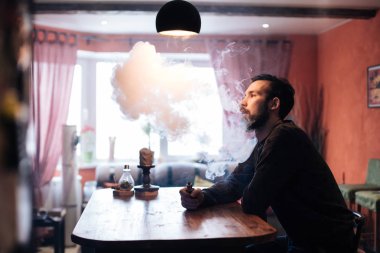 Sakal ve funky saç, vape numara adam