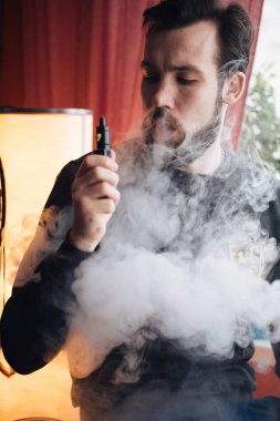 Sakal ve funky saç, vape numara adam