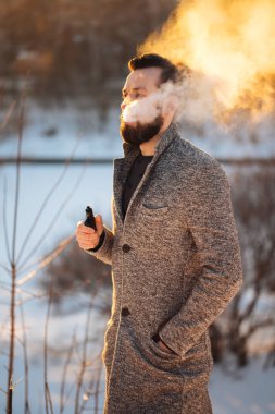 Sokak yasaktır vape, sokak moda vape Buhar, Buhar e-sigara ile genç adam