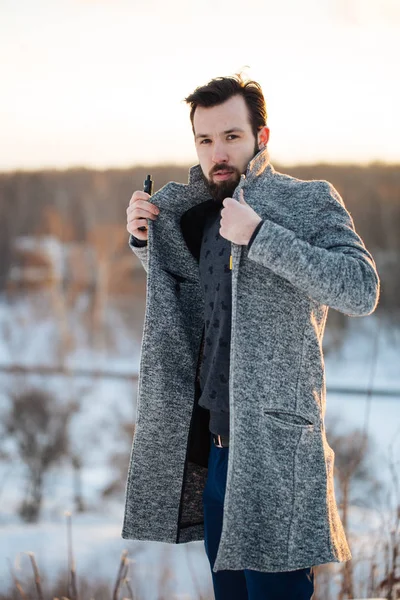 The young guy on the street smoking vape, street fashion with vape steam,vapor e-cigarette — Stock Photo, Image