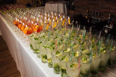 Bir partide birçok kokteyller