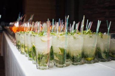 Bir partide birçok kokteyller