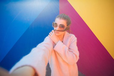 Çok güzel bir kız öğrenci selfie instagram için tatile Avrupa'da yapmaya.