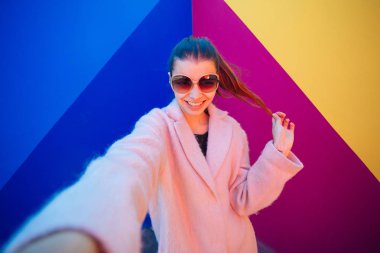 Çok güzel bir kız öğrenci selfie instagram için tatile Avrupa'da yapmaya.