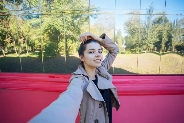Very beautiful girl student doing selfie for instagram on vacation in Europe — Stock Photo, Image