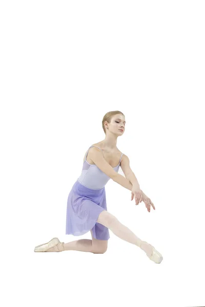 芭蕾舞团执行复杂的舞蹈元素 — 图库照片