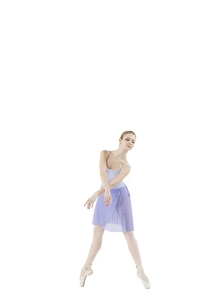 芭蕾舞团执行复杂的舞蹈元素 — 图库照片