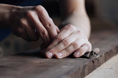 Ahşap oyma, Usta'nın elleri ile bir ahşap yüzey, profesyonel mu ahşap el sanatları iş