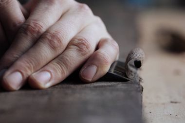Ahşap oyma, Usta'nın elleri ile bir ahşap yüzey, profesyonel mu ahşap el sanatları iş
