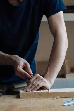 Ahşap oyma, Usta'nın elleri ile bir ahşap yüzey, profesyonel mu ahşap el sanatları iş