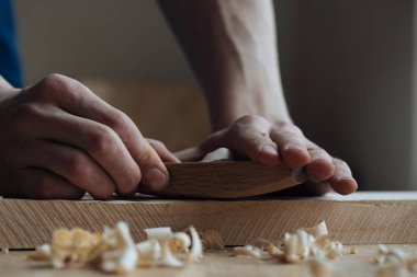 Ahşap oyma, Usta'nın elleri ile bir ahşap yüzey, profesyonel mu ahşap el sanatları iş