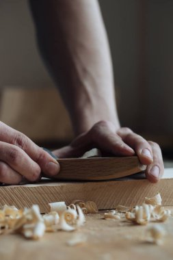 Ahşap oyma, Usta'nın elleri ile bir ahşap yüzey, profesyonel mu ahşap el sanatları iş