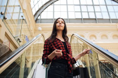 Kız alışveriş torbaları ile. Moskova, Rusya alışveriş için güzel genç kız geldi