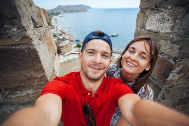 Güzel çift selfie Sudak dağlarda, Rusya yapma