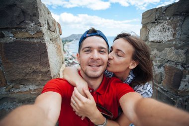 Güzel çift selfie Sudak dağlarda, Rusya yapma