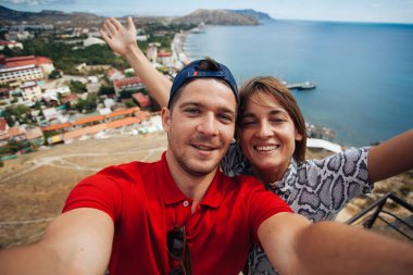 Güzel çift selfie Sudak dağlarda, Rusya yapma