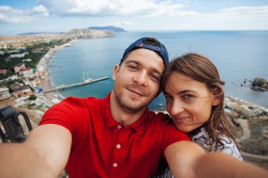 Güzel çift selfie Sudak dağlarda, Rusya yapma