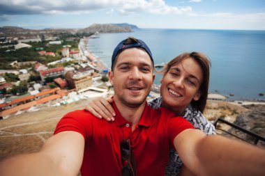 Güzel çift selfie Sudak dağlarda, Rusya yapma