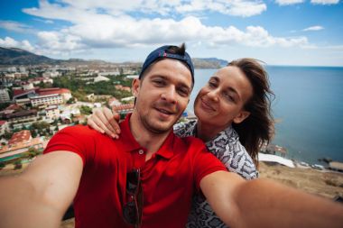 Güzel çift selfie Sudak dağlarda, Rusya yapma