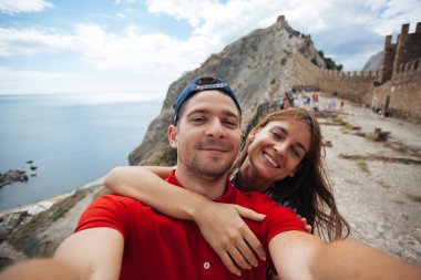 Güzel çift selfie Sudak dağlarda, Rusya yapma