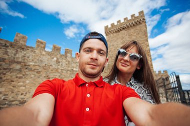 Güzel çift selfie Sudak dağlarda, Rusya yapma