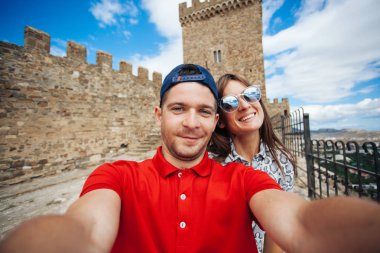 Güzel çift selfie Sudak dağlarda, Rusya yapma