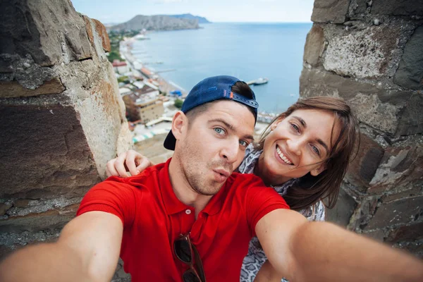 Güzel çift selfie Sudak dağlarda, Rusya yapma