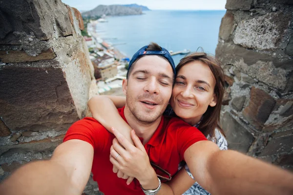 Güzel çift selfie Sudak dağlarda, Rusya yapma