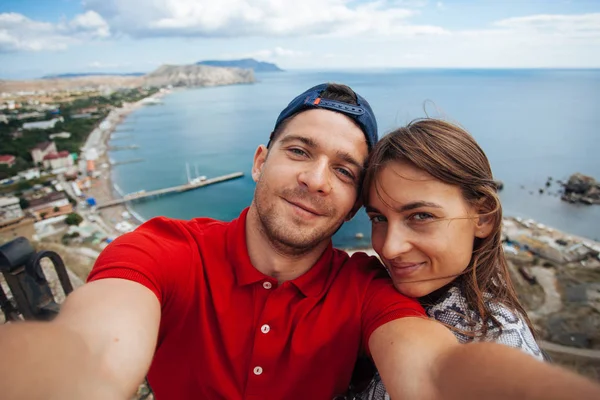 Güzel çift selfie Sudak dağlarda, Rusya yapma