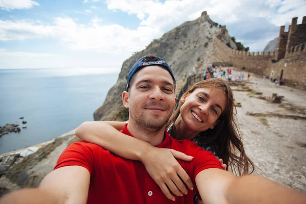 Güzel çift selfie Sudak dağlarda, Rusya yapma