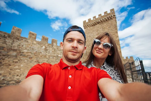 Güzel çift selfie Sudak dağlarda, Rusya yapma