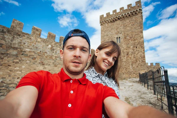 Güzel çift selfie Sudak dağlarda, Rusya yapma