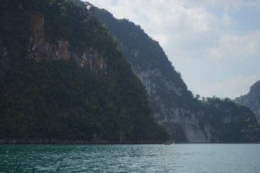 Tayland, Phuket, 2018 - Tayland teknede Gölü Khao Sok, güzel sahne, dağlar göller çok güzel