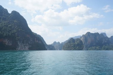 Tayland, Phuket, 2018 - Tayland teknede Gölü Khao Sok, güzel sahne, dağlar göller çok güzel