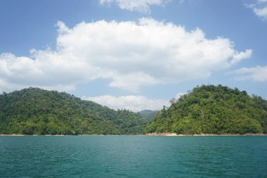 Tayland, Phuket, 2018 - Tayland teknede Gölü Khao Sok, güzel sahne, dağlar göller çok güzel