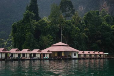 Tayland, Phuket, 2018 - Tayland teknede Gölü Khao Sok, güzel sahne, dağlar göller çok güzel