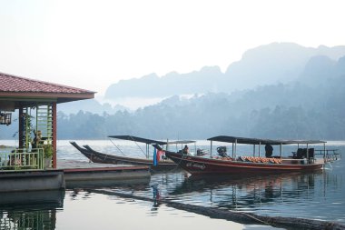 Tayland, Phuket, 2018 - Tayland teknede Gölü Khao Sok, güzel sahne, dağlar göller çok güzel