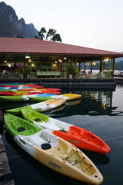 Tayland, Phuket, 2018 - Tayland teknede Gölü Khao Sok, güzel sahne, dağlar göller çok güzel